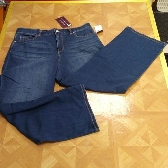 Gloria Vanderbilt High Rise Relaxed Straight Leg Petite Jeans - Picture 4 of 12